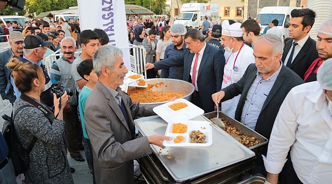 Baskan Gurkan Iftar Cadirinda Yemek Dagitti