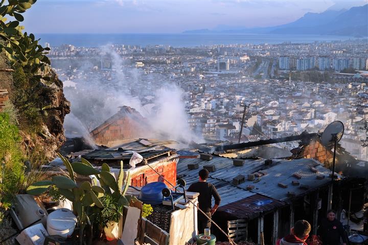 Antalya Yangın Gecekondu(1)