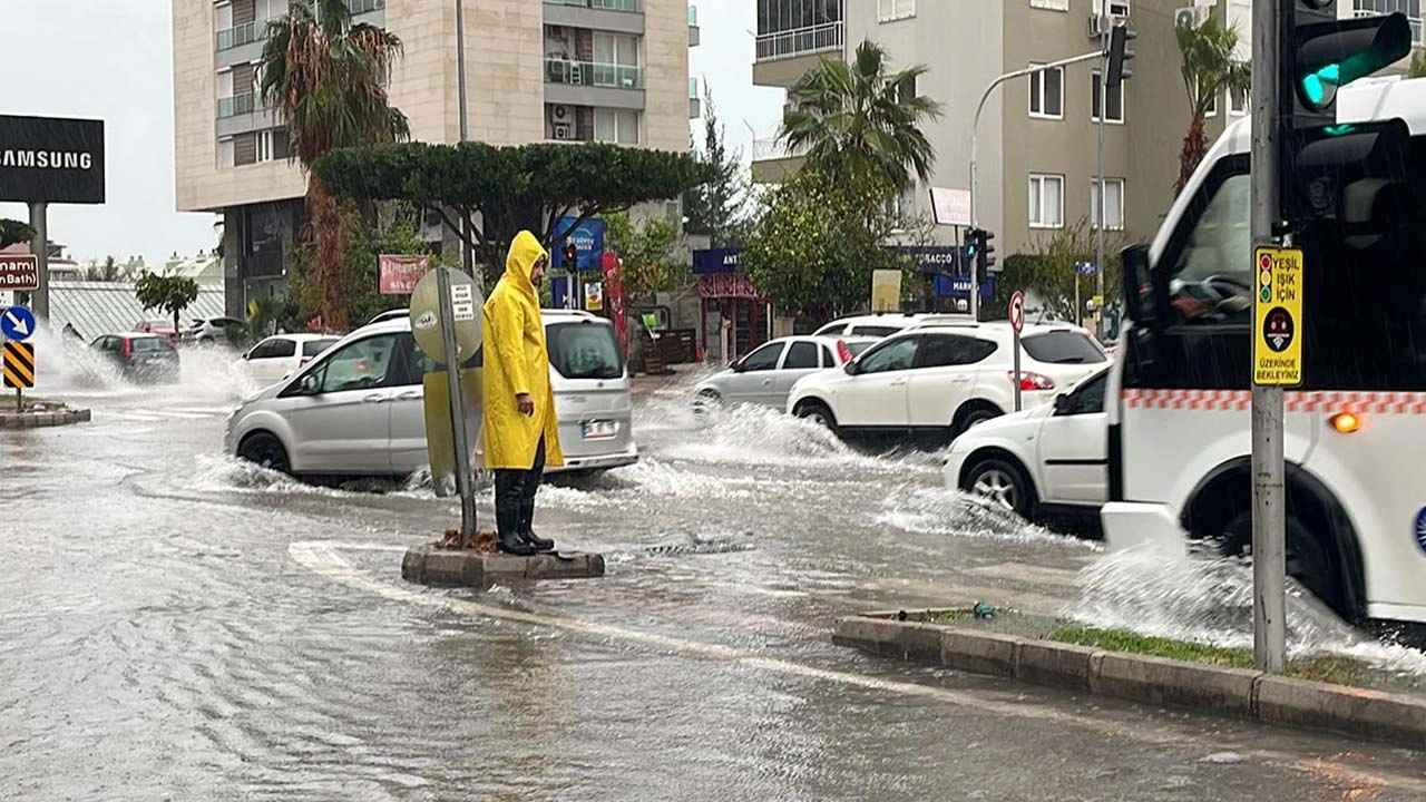 Antalyada 5 Mart Okullar Tatil Mi Sali Antalyadaki Okullara Yagmur Tatili Var Mi Lggy