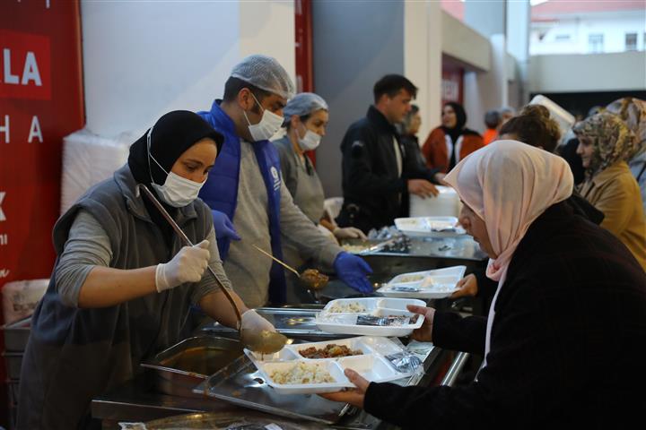 Büyükşehir Belediyesi'nden İftar Bereketi (9) (Small)