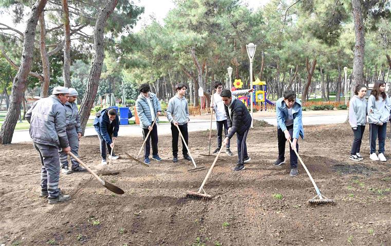 Öğrenciler Hayatpark'ı Çimlendirdi (1) (Small)