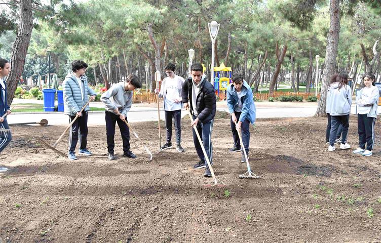 Öğrenciler Hayatpark'ı Çimlendirdi (2) (Small)