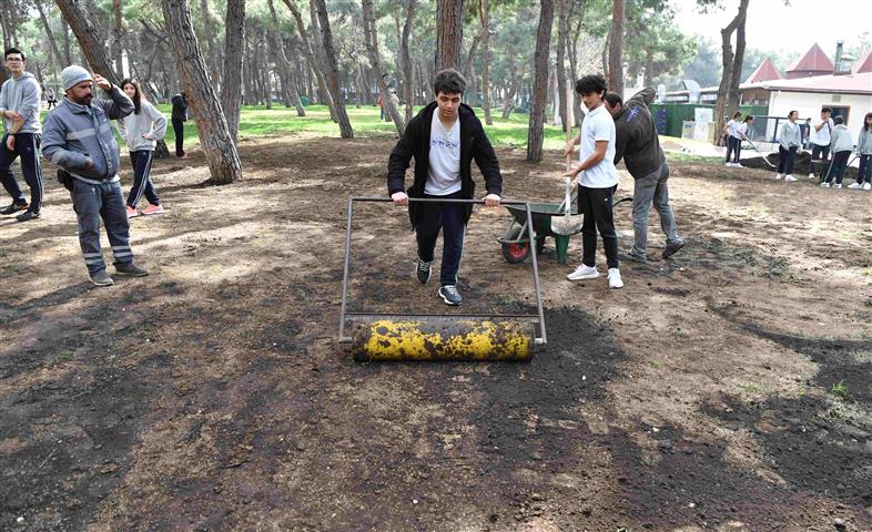 Öğrenciler Hayatpark'ı Çimlendirdi (6) (Small)