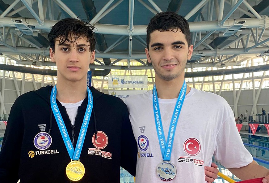 1 Antalyaspor Yüzme Milli Yüzücüler Mevlüt Efe Güler Ve Muhammed Eyüp Oya (Bayrak)