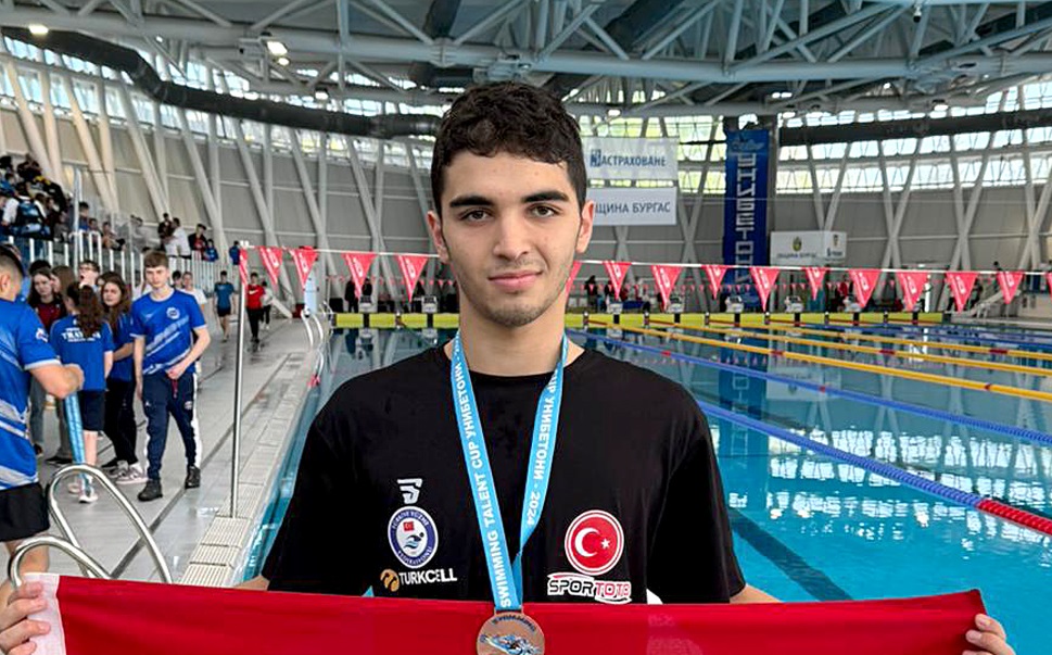 3 Antalyaspor Yüzme Milli Yüzücüler Muhammed Eyüp Oya (Bayrak)