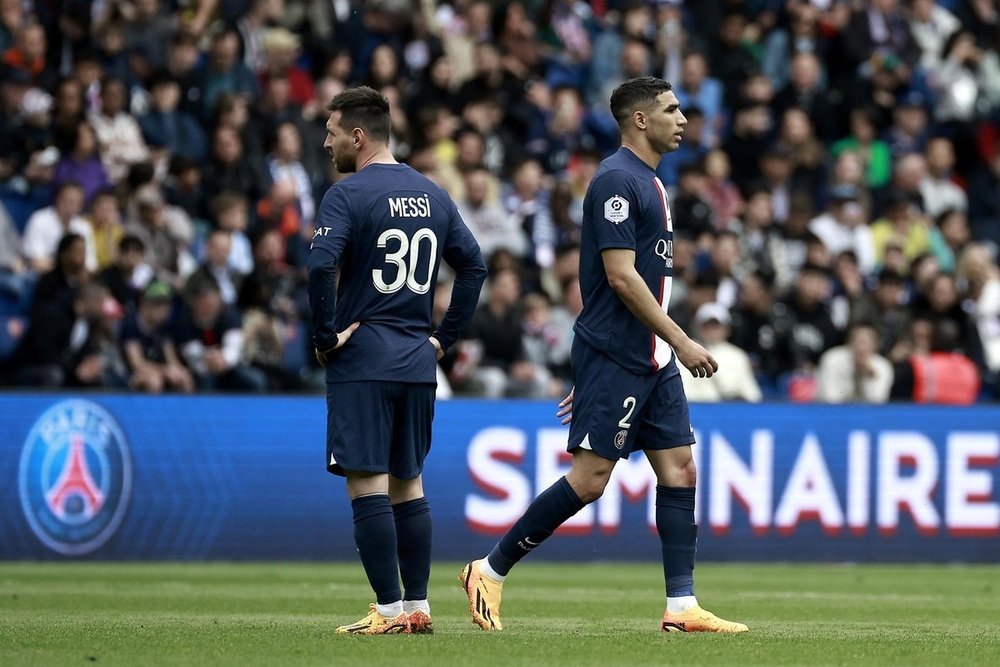 Achraf Hakimi C Del Paris Saint Germain Abandona El Terreno De Juego Tras Recibir Una Tarjeta Roja Durant