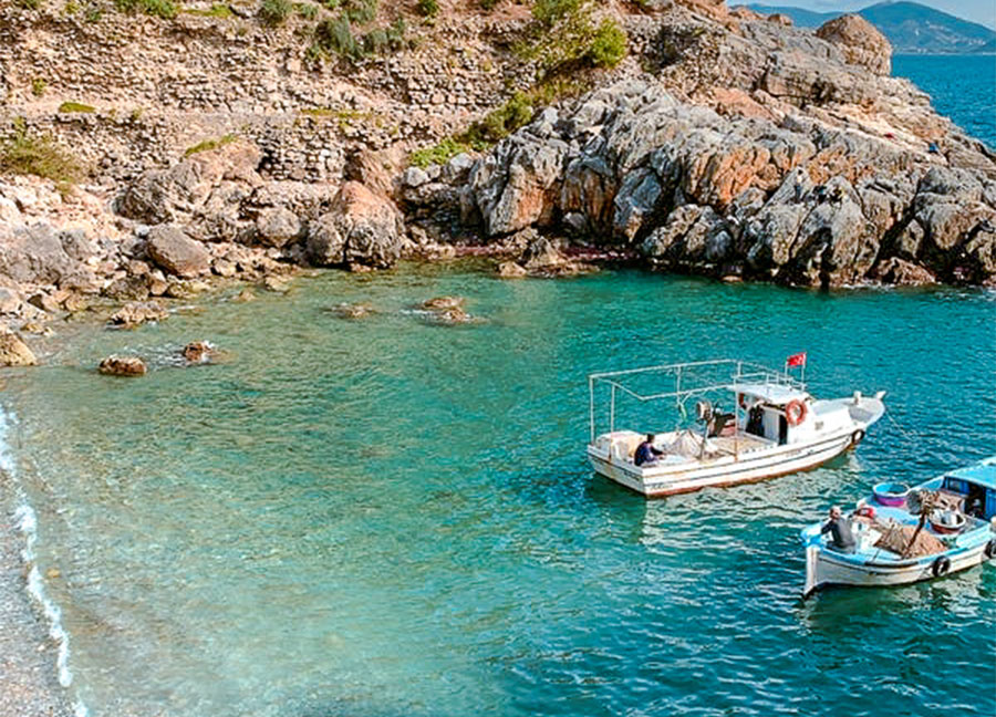 Antalya Iotape (Aytap) Kamp Alani Kiyiya Yaklasan Tekneler