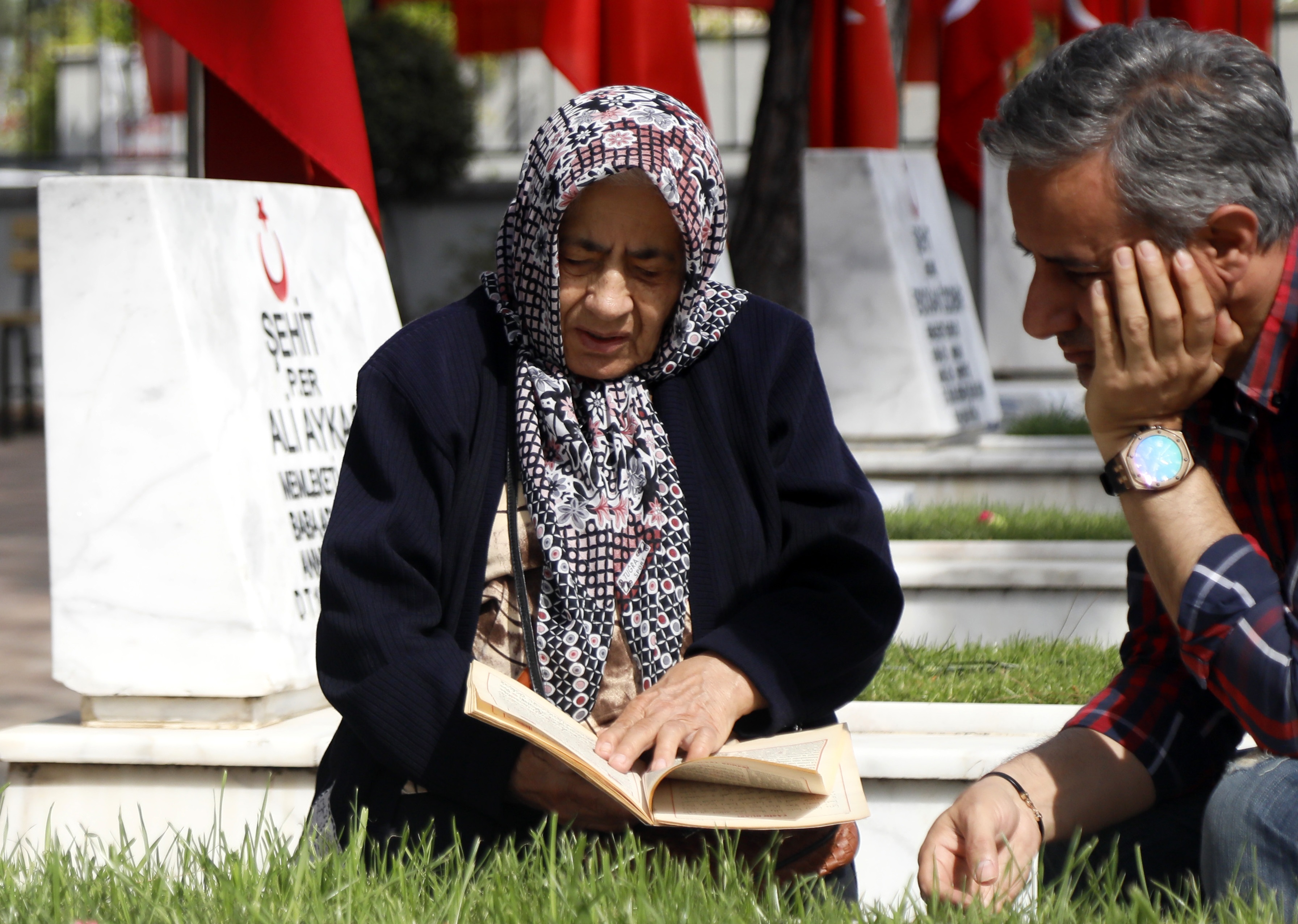 Antalyada Mezarliklara Buruk Ziyaret 38113 (2)
