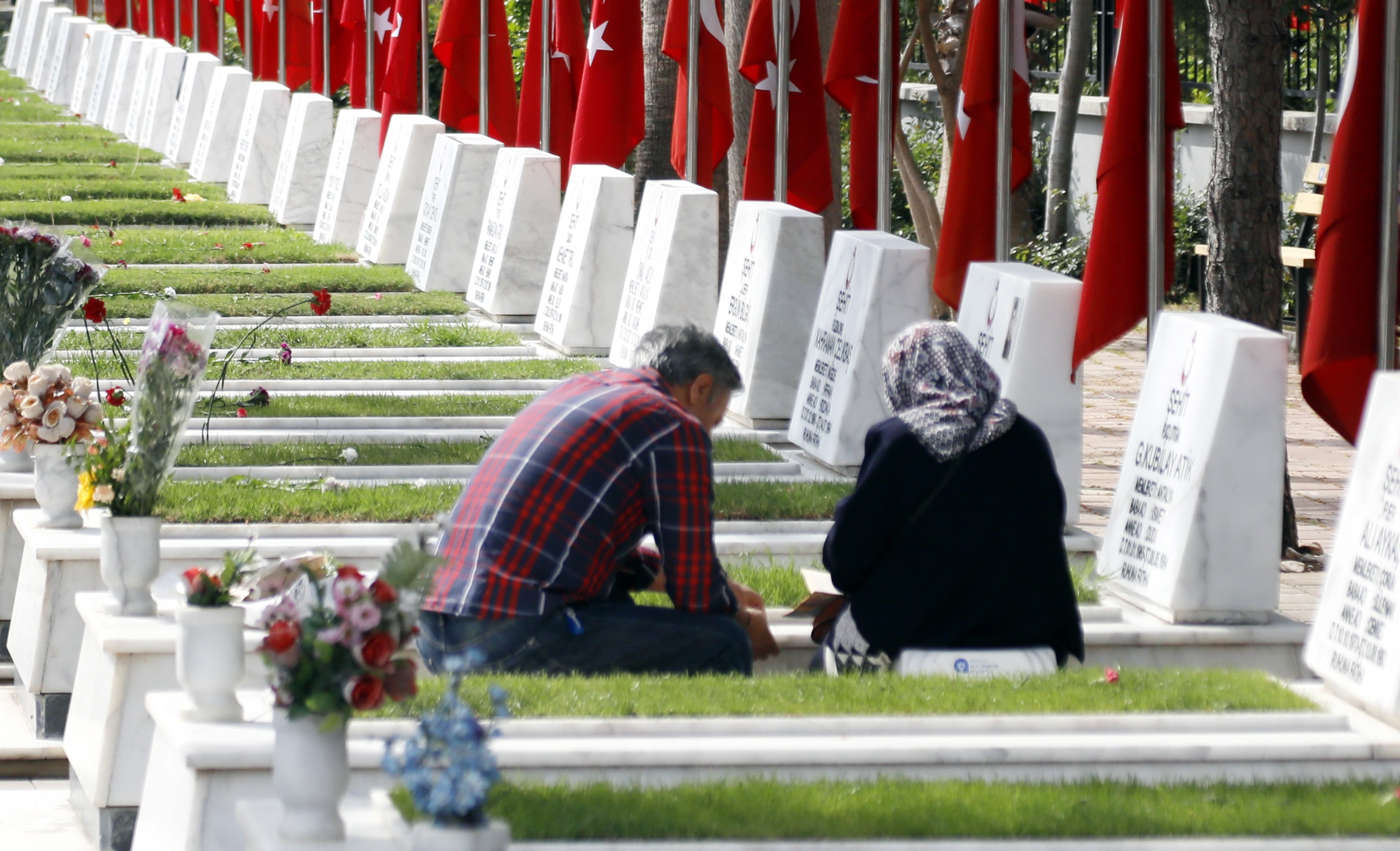 Antalyada Mezarliklara Buruk Ziyaret 38113 (3)