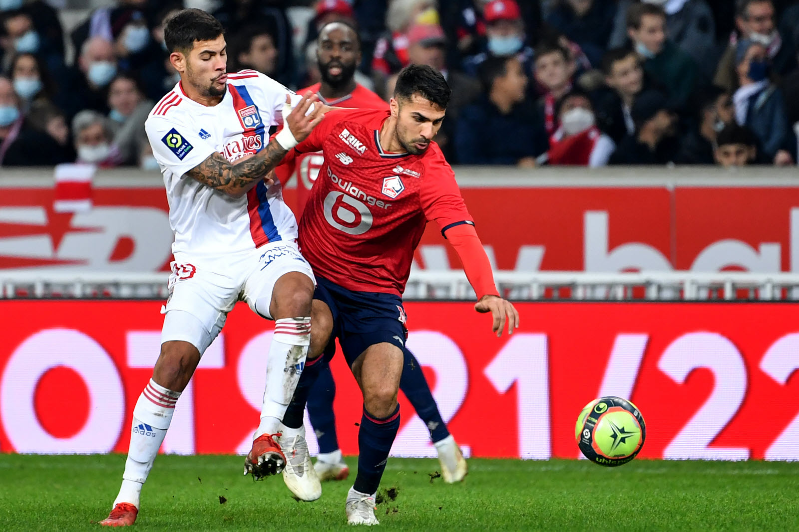 Bruno Guimaraes (En Blanc) Et Zeki Celik (En Rouge) Au Duel Photo Denis Charlet Afp 1639317547