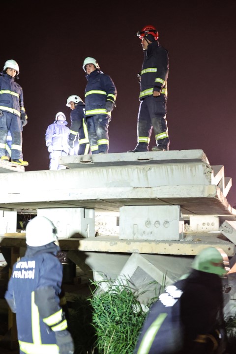 İtfaiyeciler Deprem Simülasyonunda Eğitim Yapıyor (6) (Small)