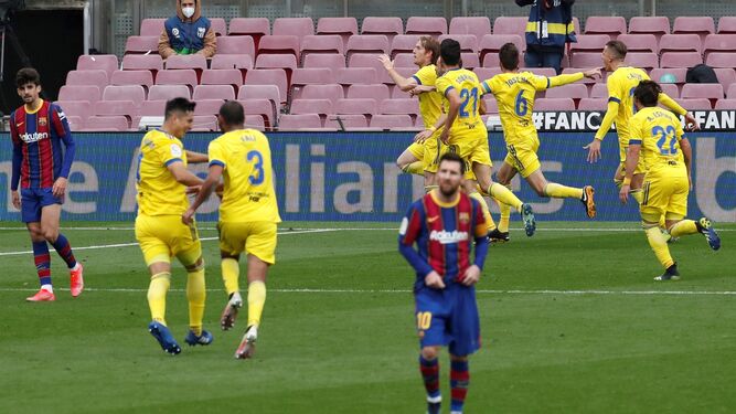 Jugadores Cadiz Celebran Empate Camp 1673843440 155797568 667X375