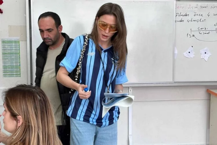 Serenay Sarikaya Nin Formali Secim Kombini 1711909488 133 X750