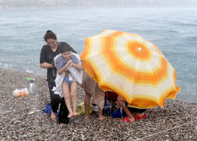 Antalya Yağmur Yağdı Turistler Kaçtı (1)