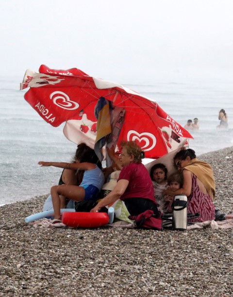 Antalya Yağmur Yağdı Turistler Kaçtı (3)
