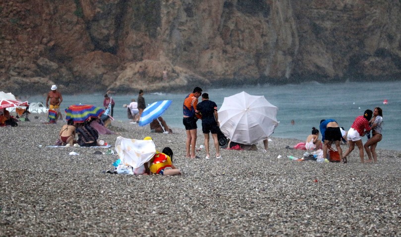 Antalya Yağmur Yağdı Turistler Kaçtı (5)