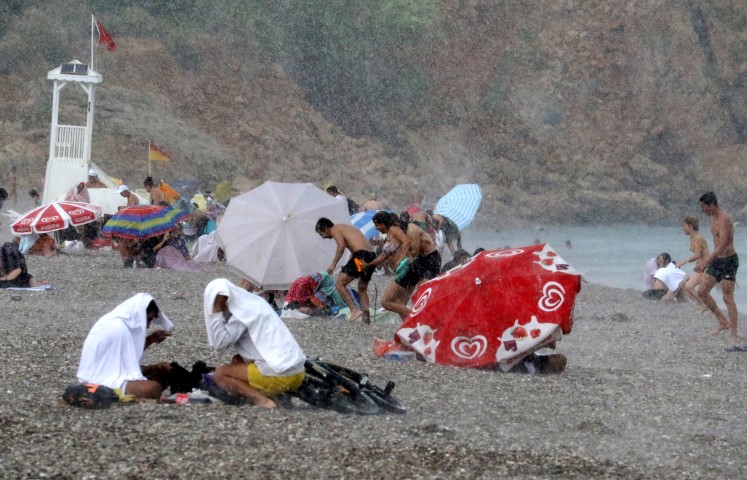 Antalya Yağmur Yağdı Turistler Kaçtı (8)