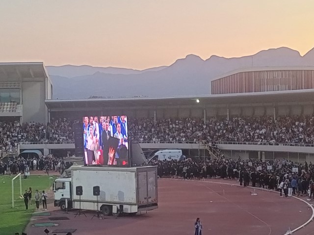 Akdeniz Universitesi Mezuniyet Toreni Izdiham (1) (Small)