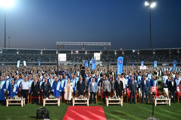 Akdeniz Universitesi Mezuniyet Toreni (Small)