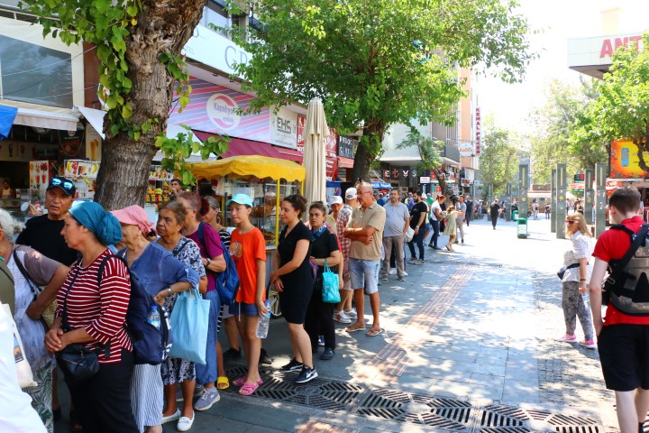 Büyükşehir Belediyesi’nden Merkez Ve 19 İlçede 40 Bin Kişiye Aşure İkramı (26) (Small)