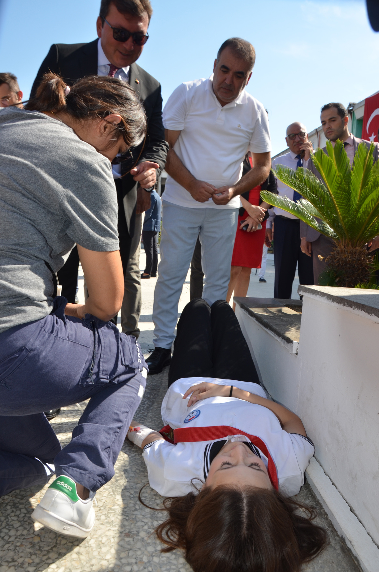 Bayrak Taşıyan Öğrenci Fenalaştı (4)