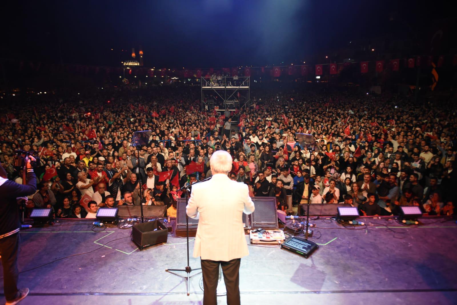 Kepezin Ilk Cumhuriyet Bayrami Konserinde Koray Avci Ruzgari 3