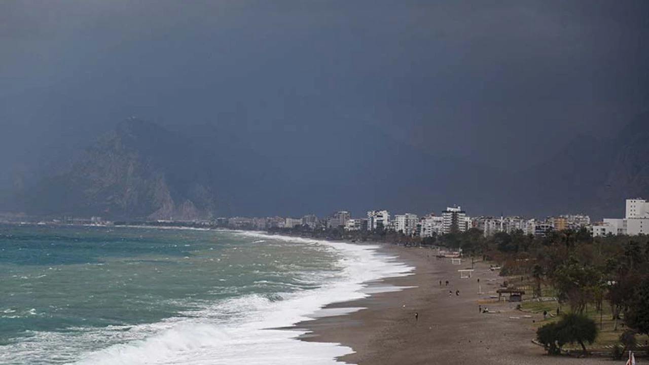 Antalyada Firtina Ucak Seferleri Iptal 3619 Dhaphoto1