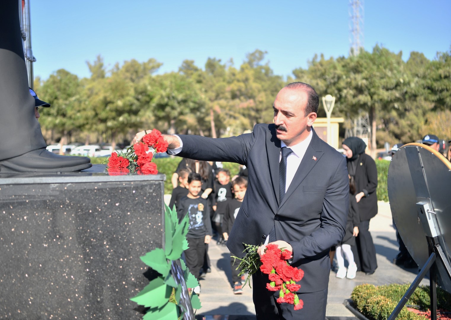 Başkan Kotan Ata’yi Çocuklarla Bi̇rli̇kte Andi (1)