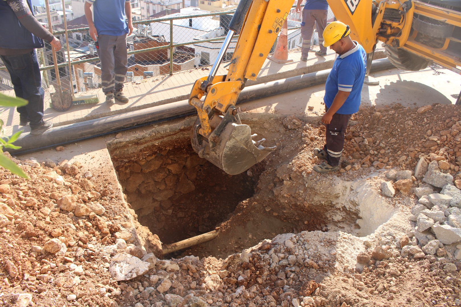 Büyükşehir Finike Eski Mahallesinin Kanalizasyon Sorununu Çözüyor (9) (Large)