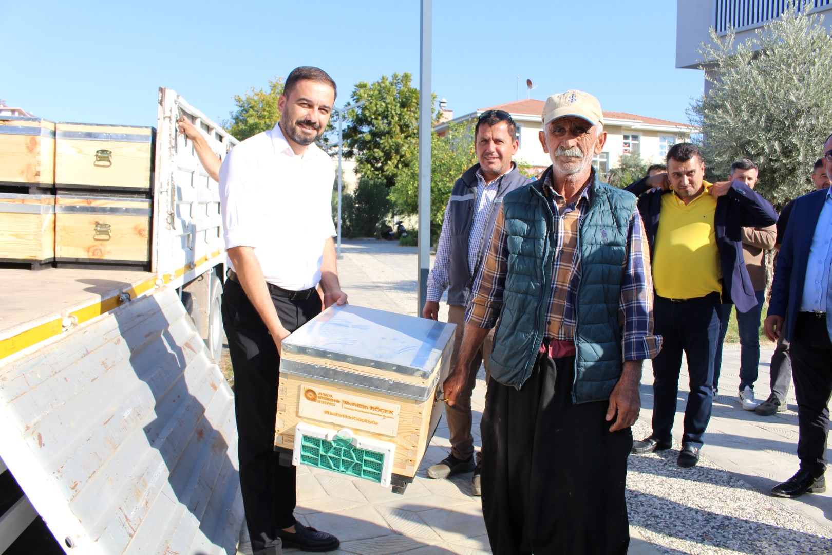 Büyükşehir’den Gazipaşalı Arıcılara Kovan Desteği (5) (Large)