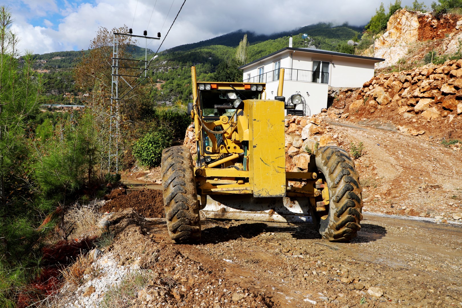 Yağmur Kapanan Yollar (3)