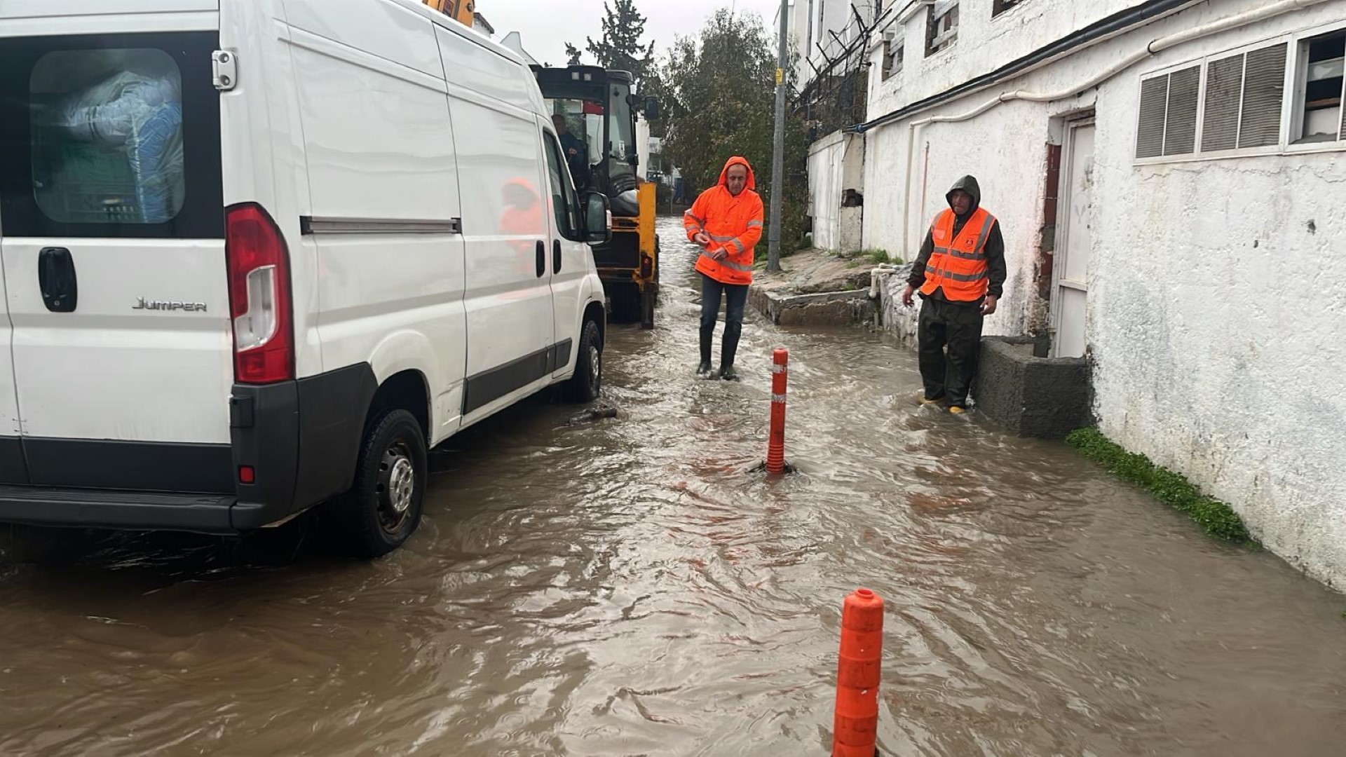 Dere Yatağında Mahsur Kalan Iki Araç Belediye Ekipleri Tarafından Kurtarıldı (2)