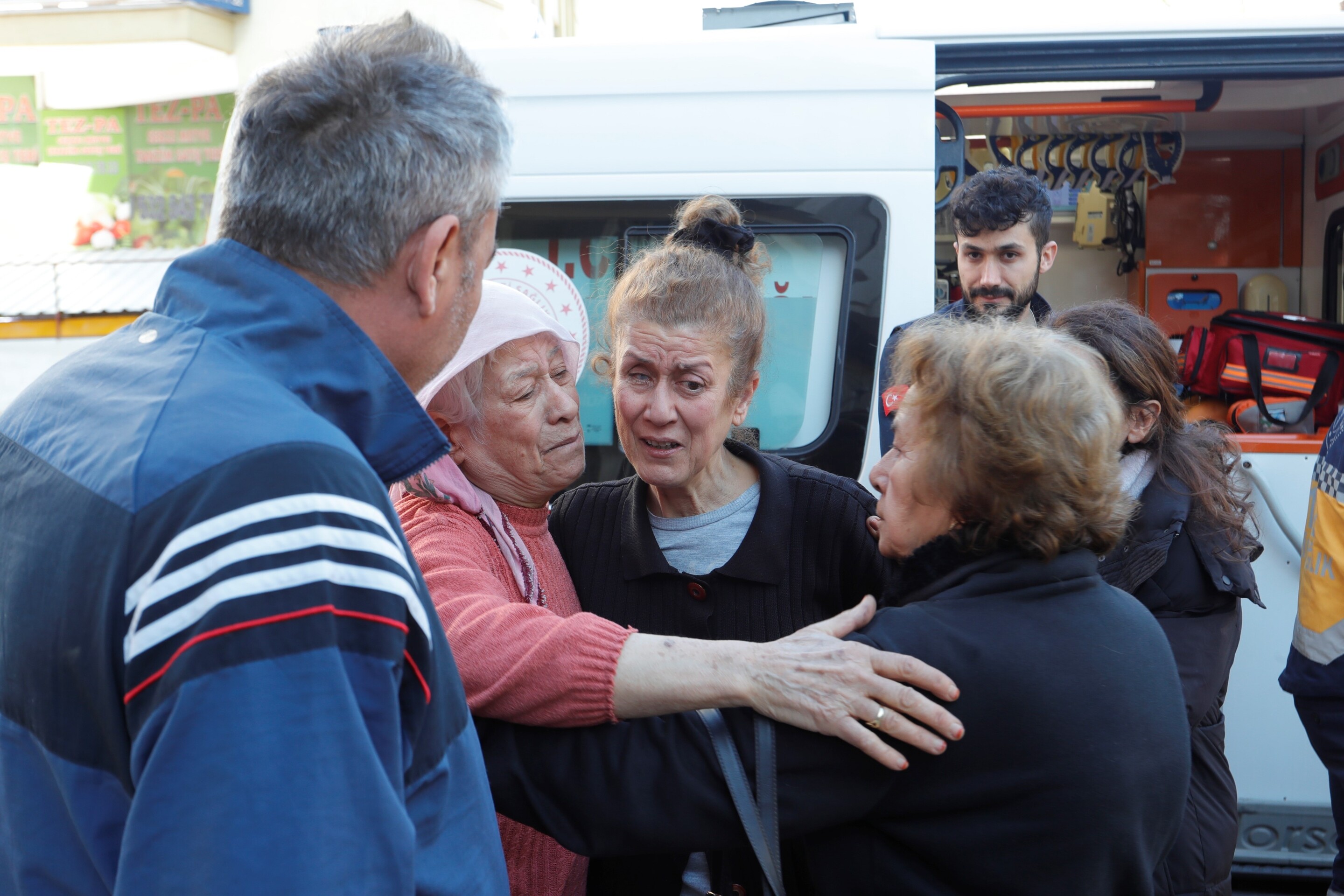 Balkondaki Sprey Kutuları Patladı, Mahalleli Sokağa Döküldü (1)