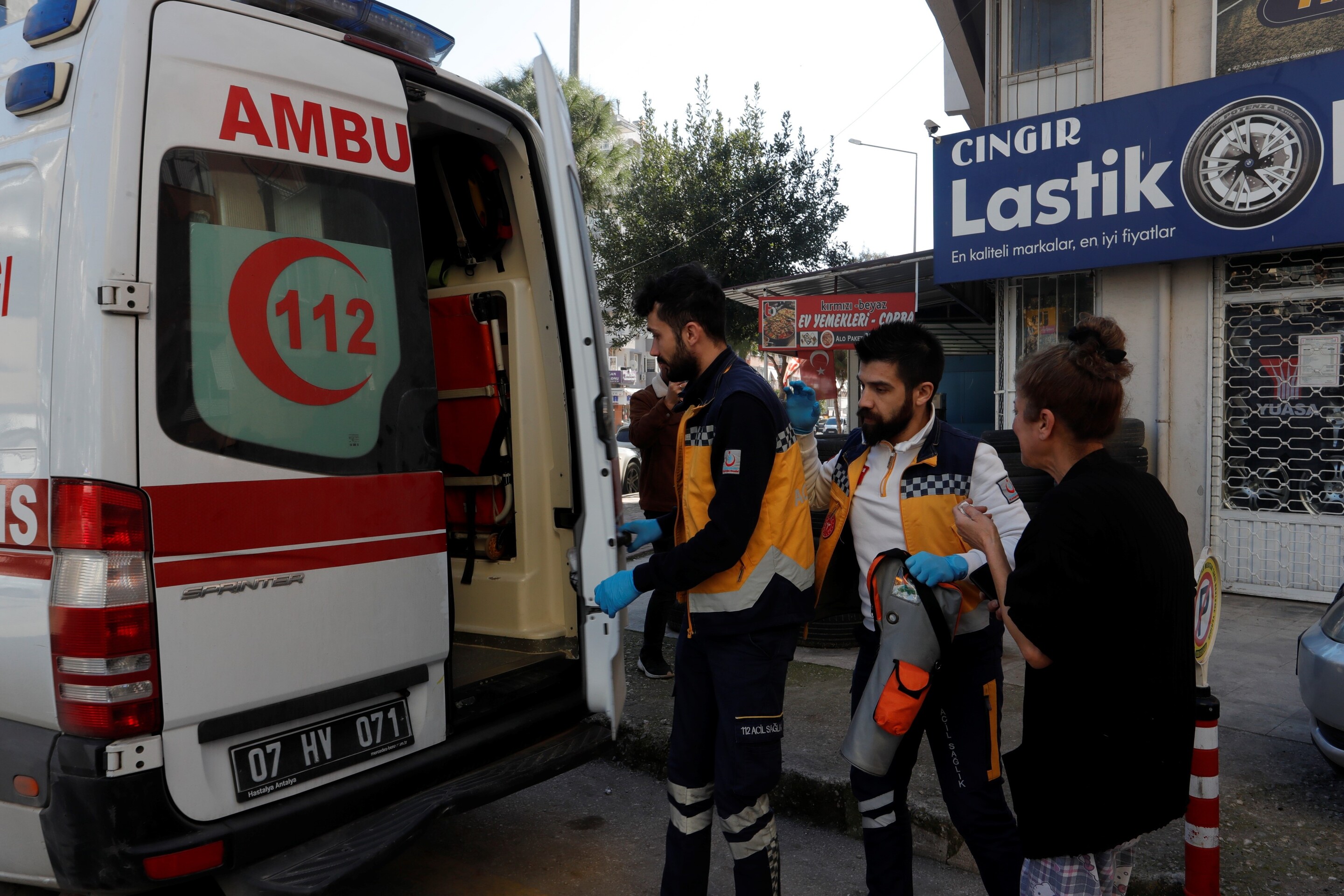 Balkondaki Sprey Kutuları Patladı, Mahalleli Sokağa Döküldü (3)