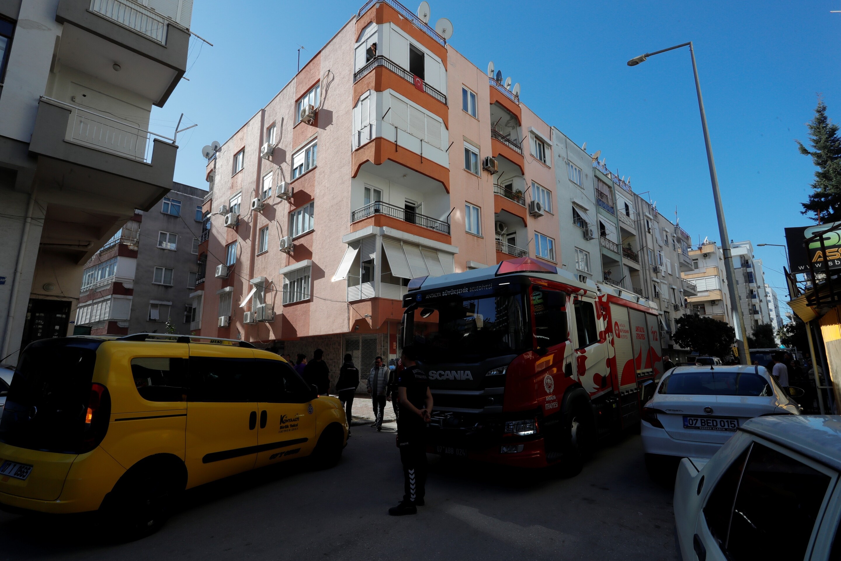 Balkondaki Sprey Kutuları Patladı, Mahalleli Sokağa Döküldü (4)