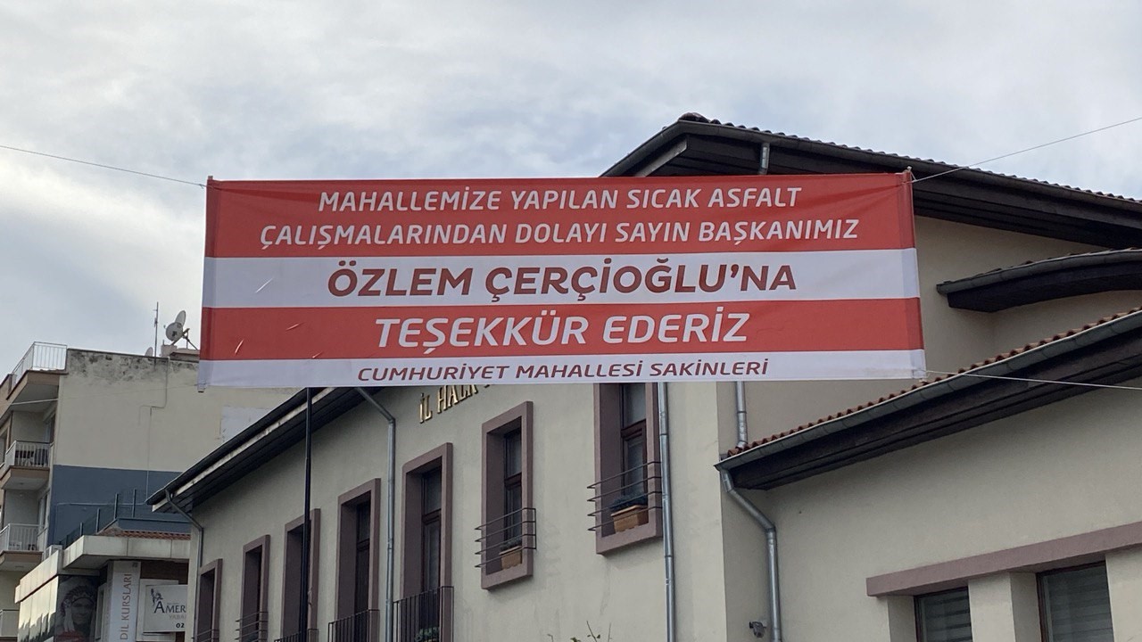 Cumhuriyet Mahallesi Sakinlerinden Başkan Çerçioğlu'na Pankartlı Teşekkür (3)