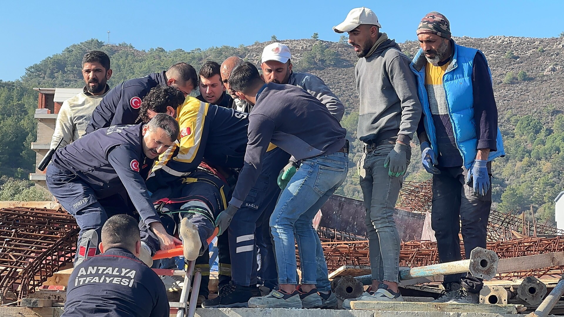 İnşaat Halindeki Binada Kalıplar Göçtü 3 Işçi Yaralandı (1)