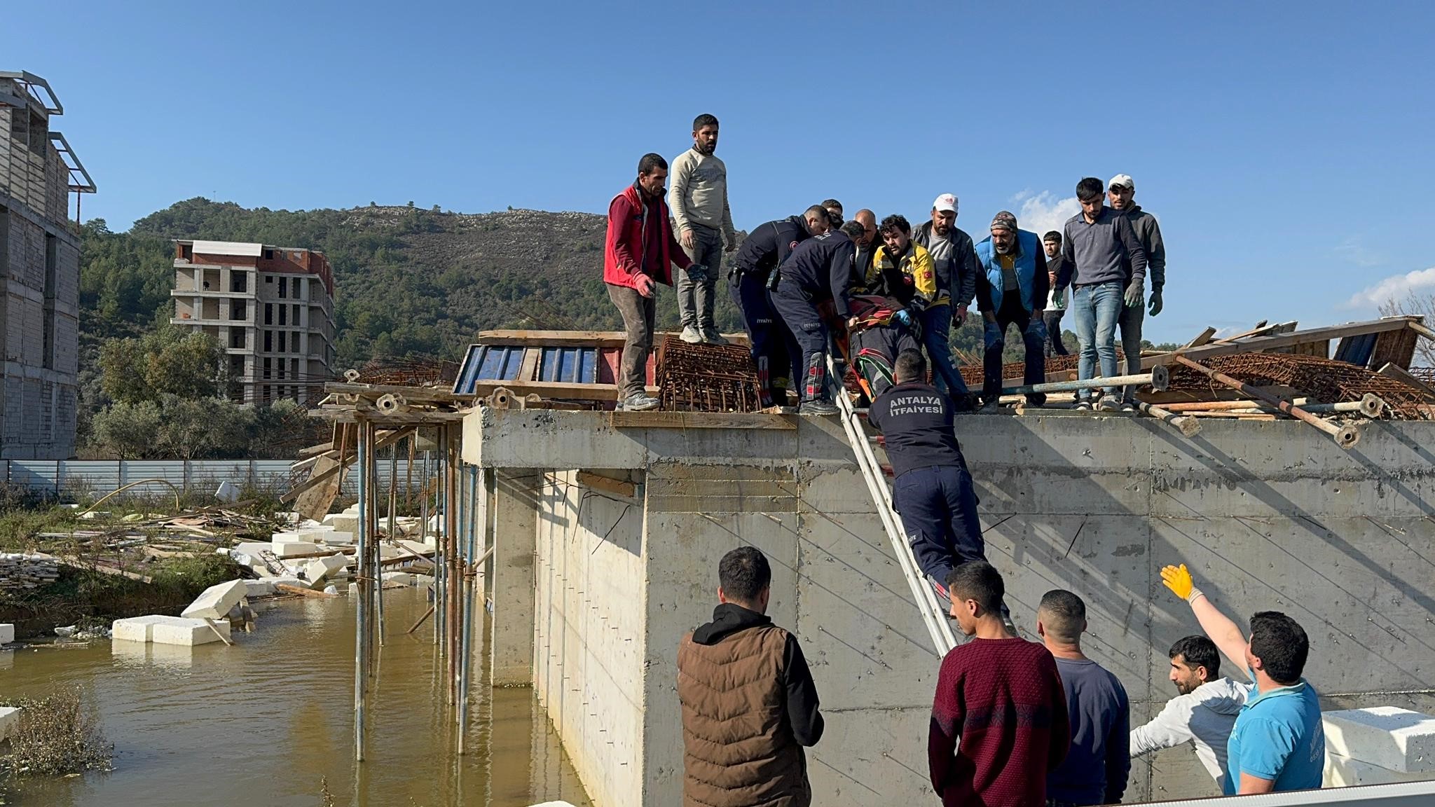 İnşaat Halindeki Binada Kalıplar Göçtü 3 Işçi Yaralandı (3)