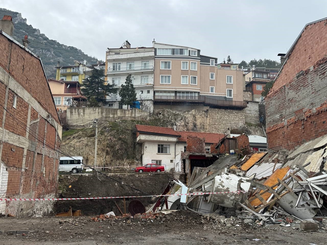 Isparta'da Çöken 3 Katlı Binanın Enkazı Önünde 5 Günlük Altın Nöbeti (4)