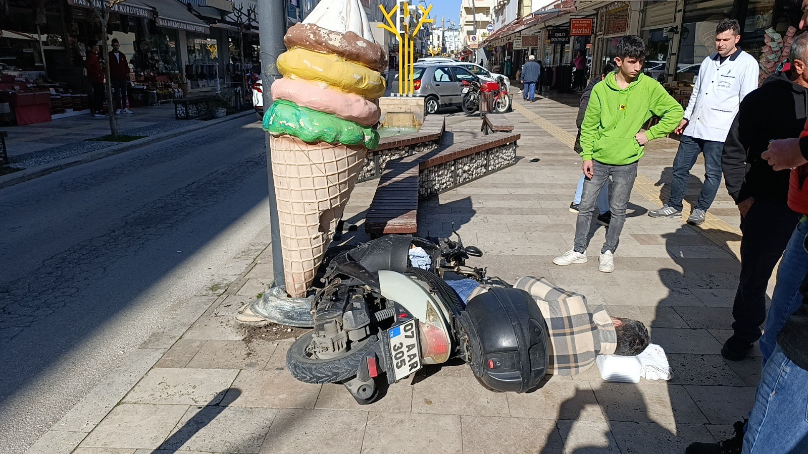 Kaldırıma Çıktı (3)