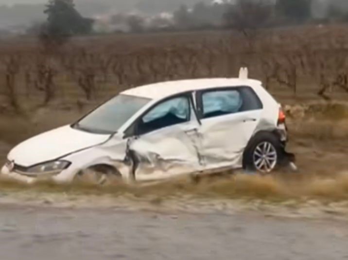 Karşı Şeride Geçerek Seyir Halindeki Otomobile Çarpan Araç Tarlaya Savruldu (1)