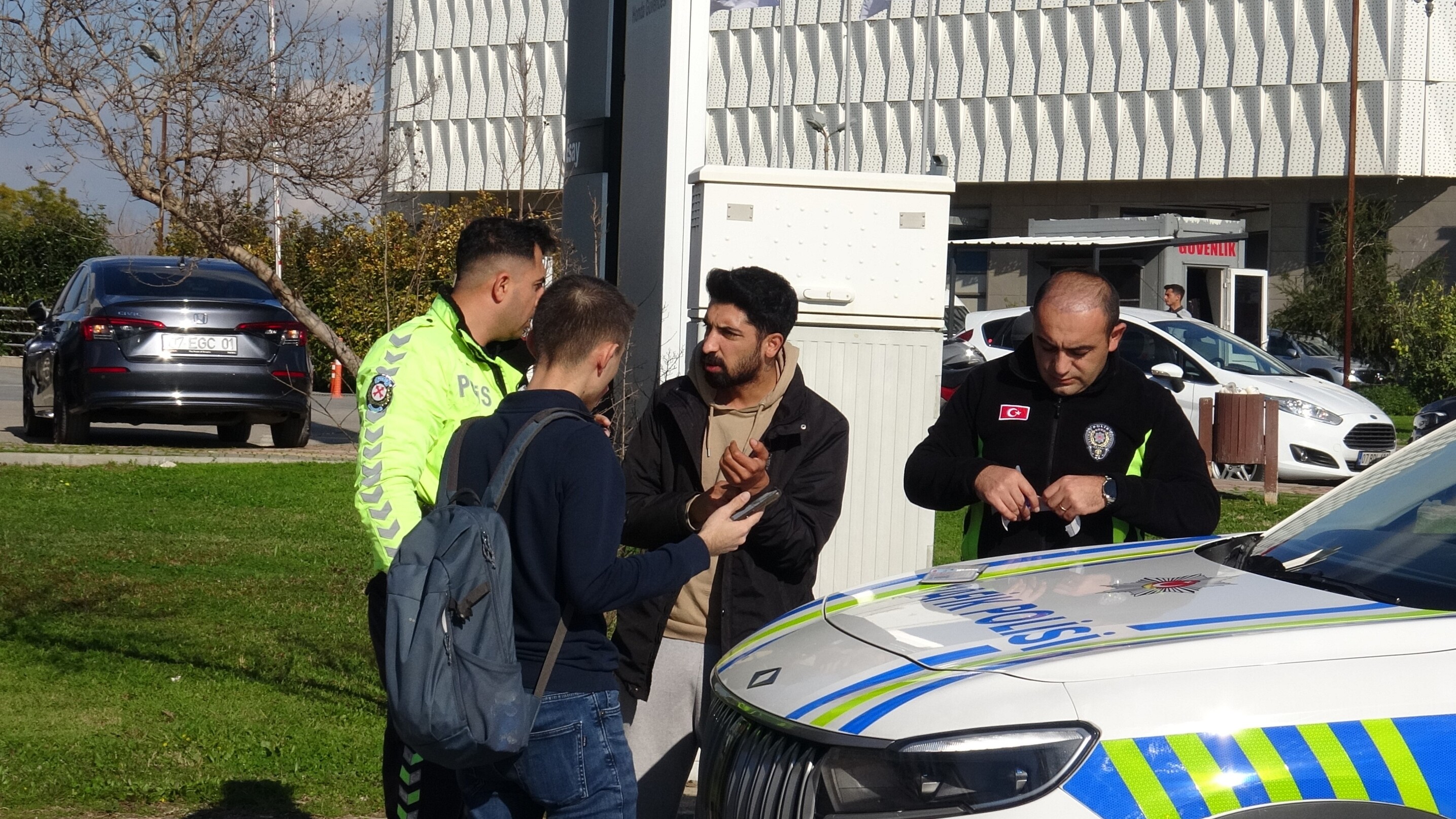 Makas Atan Araç Kazaya Sebep Oldu 2 Yaralı (3)