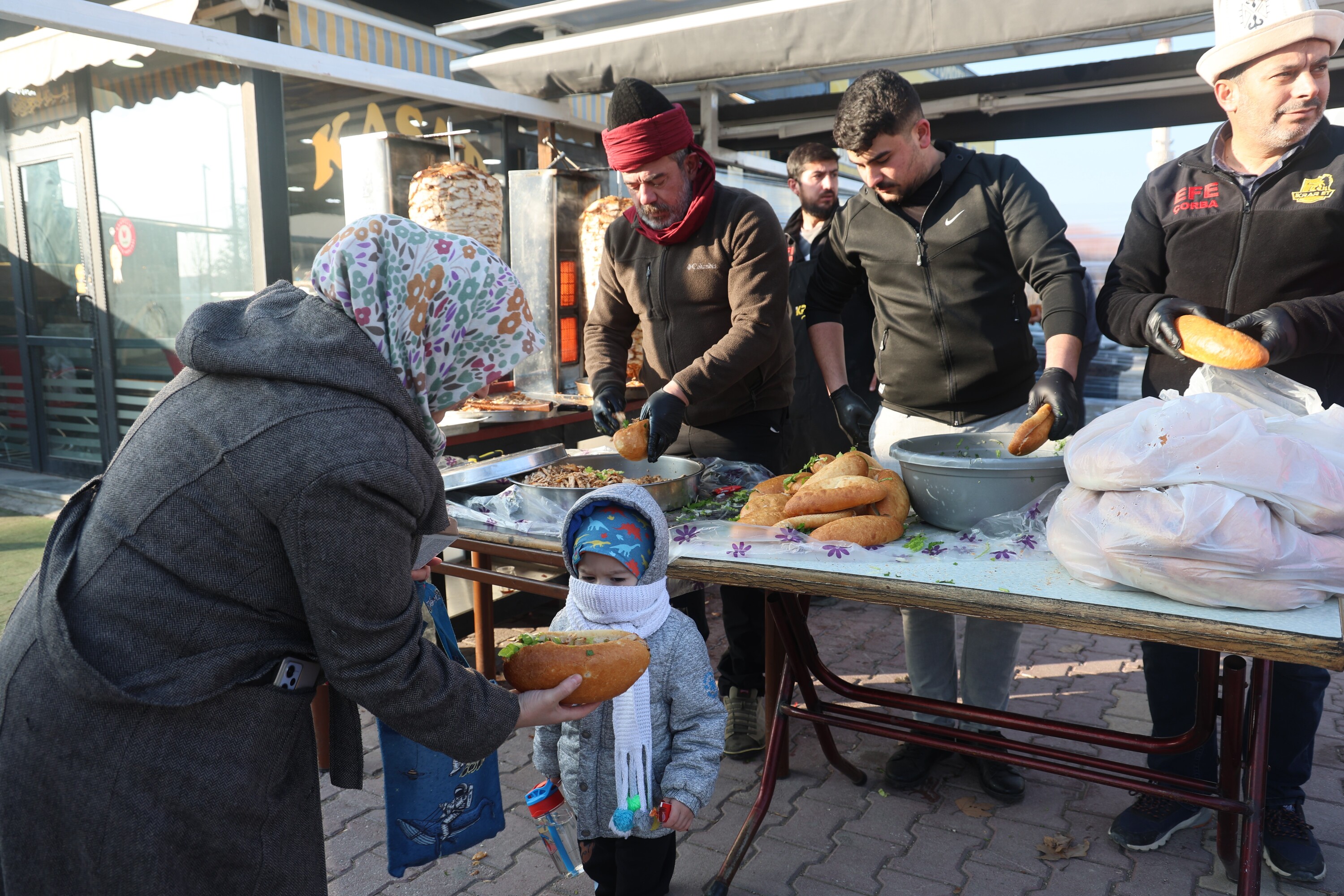 Şivlilik Diye Gelen Çocuklara Döner Ve Ekmek Arası Kavurma Ikram Ettiler (1)