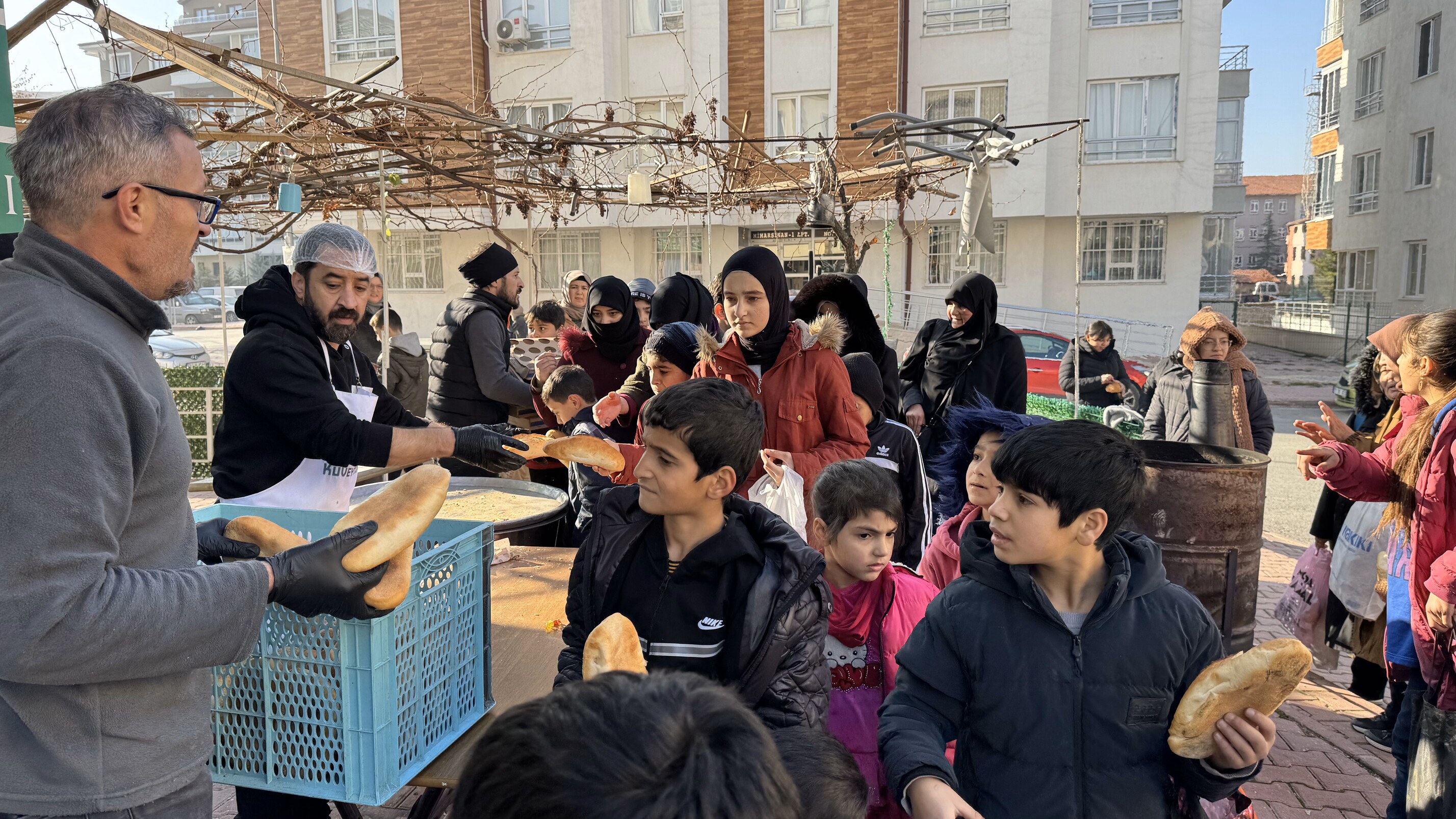 Şivlilik Diye Gelen Çocuklara Döner Ve Ekmek Arası Kavurma Ikram Ettiler (2)