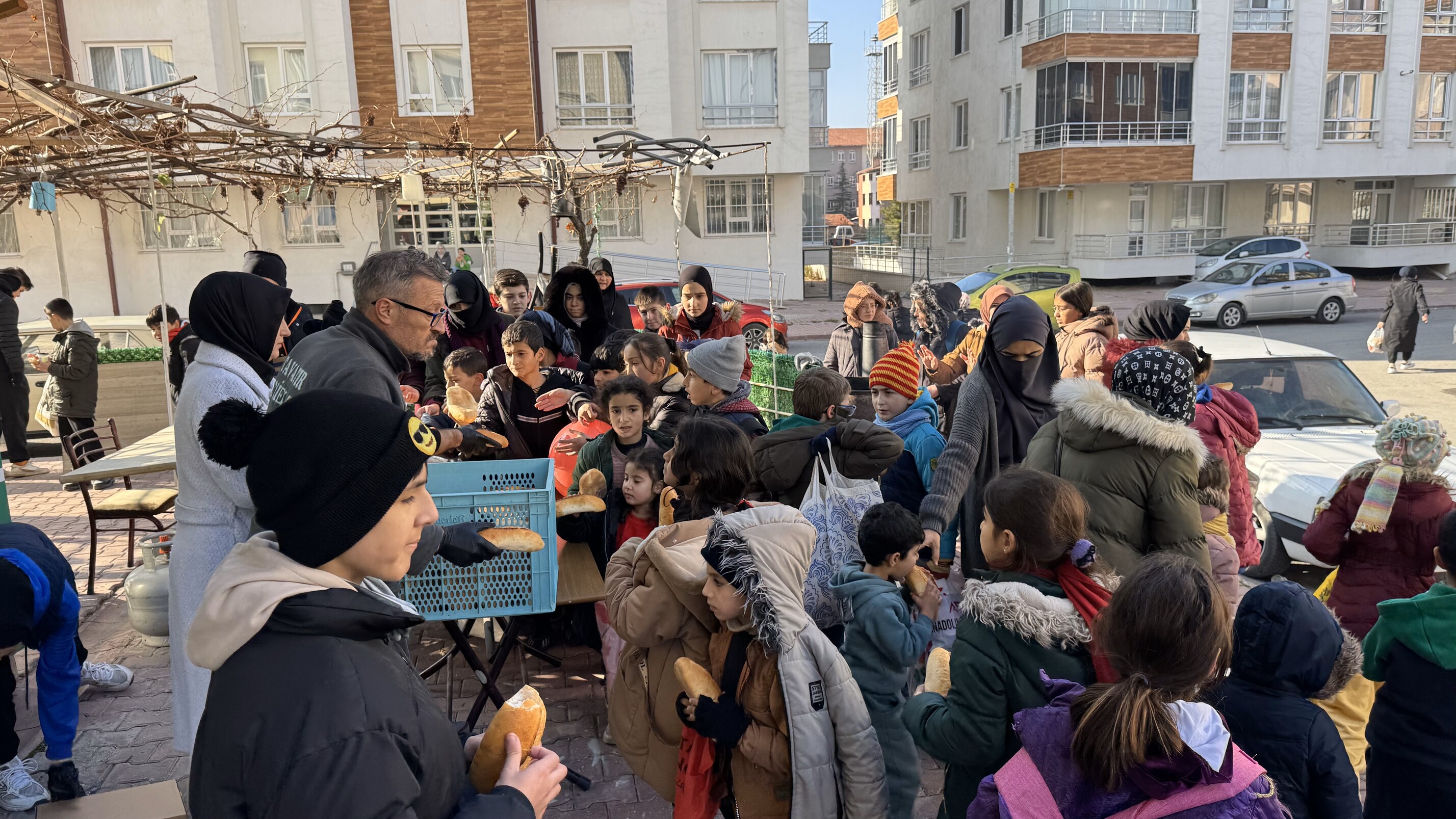 Şivlilik Diye Gelen Çocuklara Döner Ve Ekmek Arası Kavurma Ikram Ettiler (4)