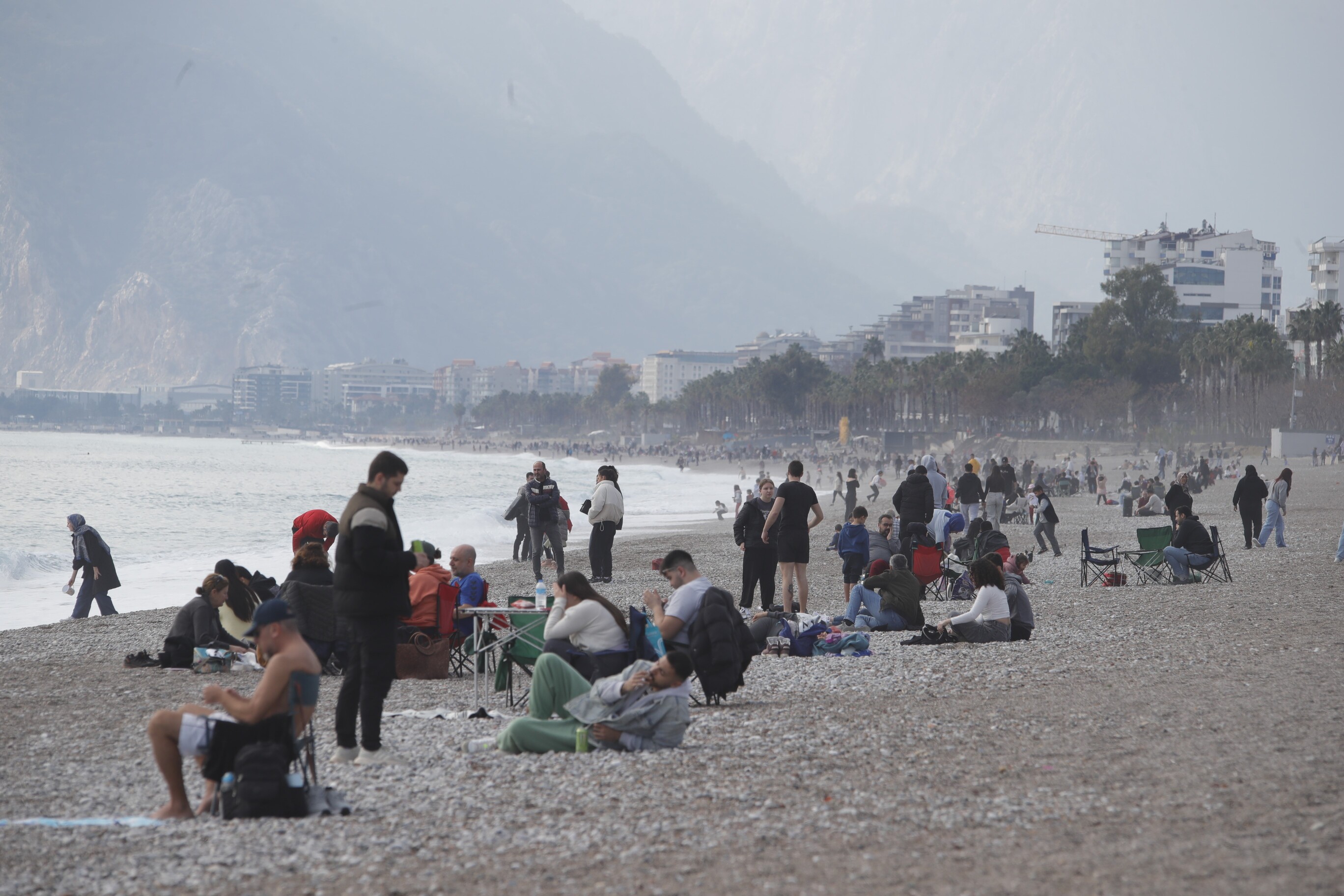 Yüksek Kesimlerinde Kar Etkili Olan Antalya'nın Sahilinde Deniz Keyfi (1)