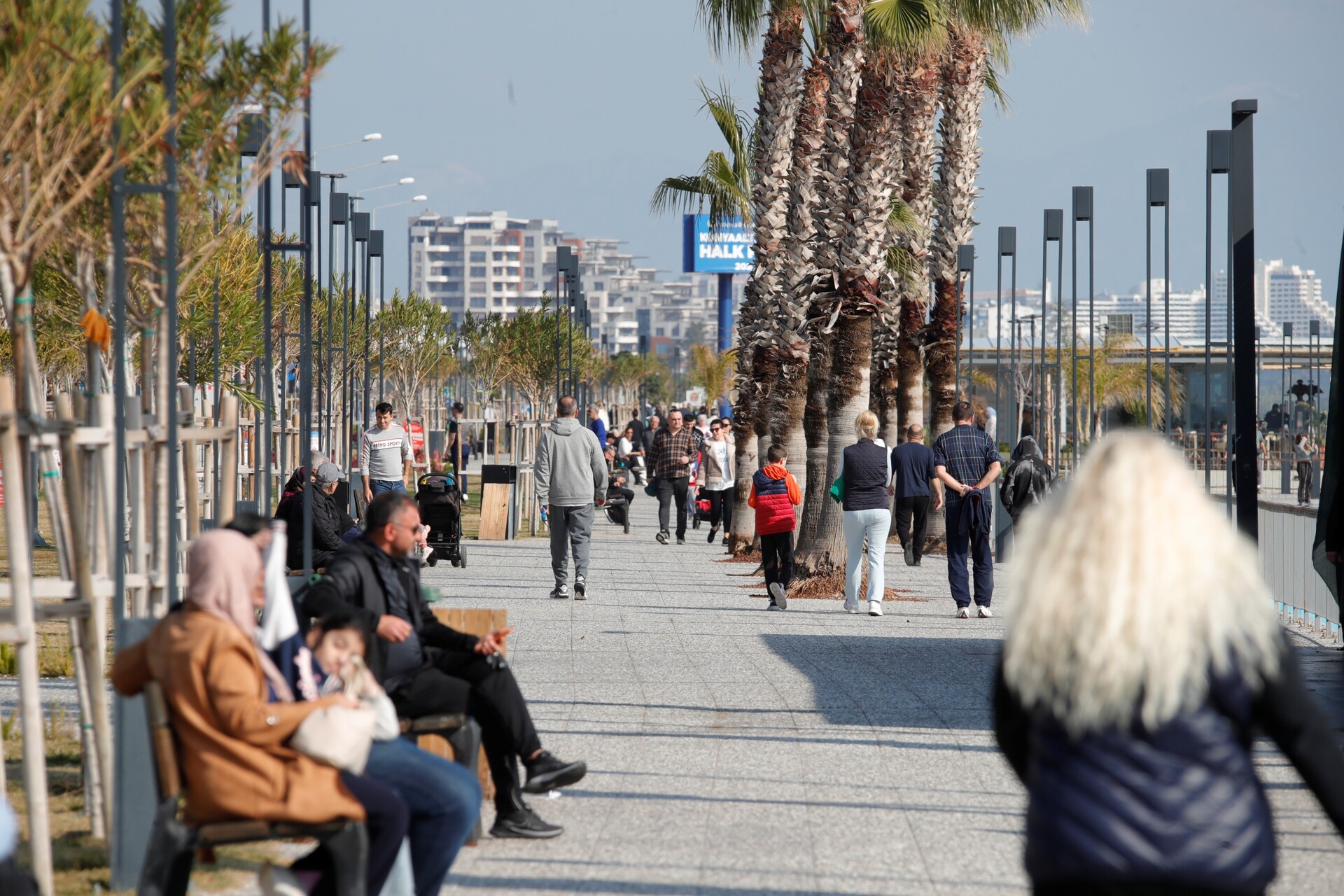 Yüksek Kesimlerinde Kar Etkili Olan Antalya'nın Sahilinde Deniz Keyfi (3)