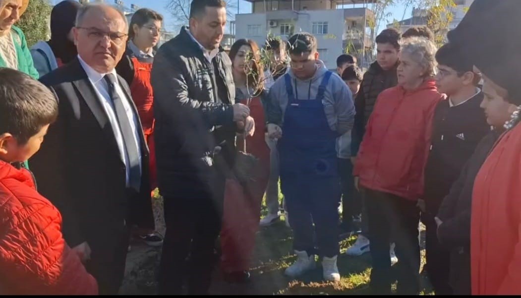 Aksu'da Öğrenciler Zeytin Fidanı Dikti (3)