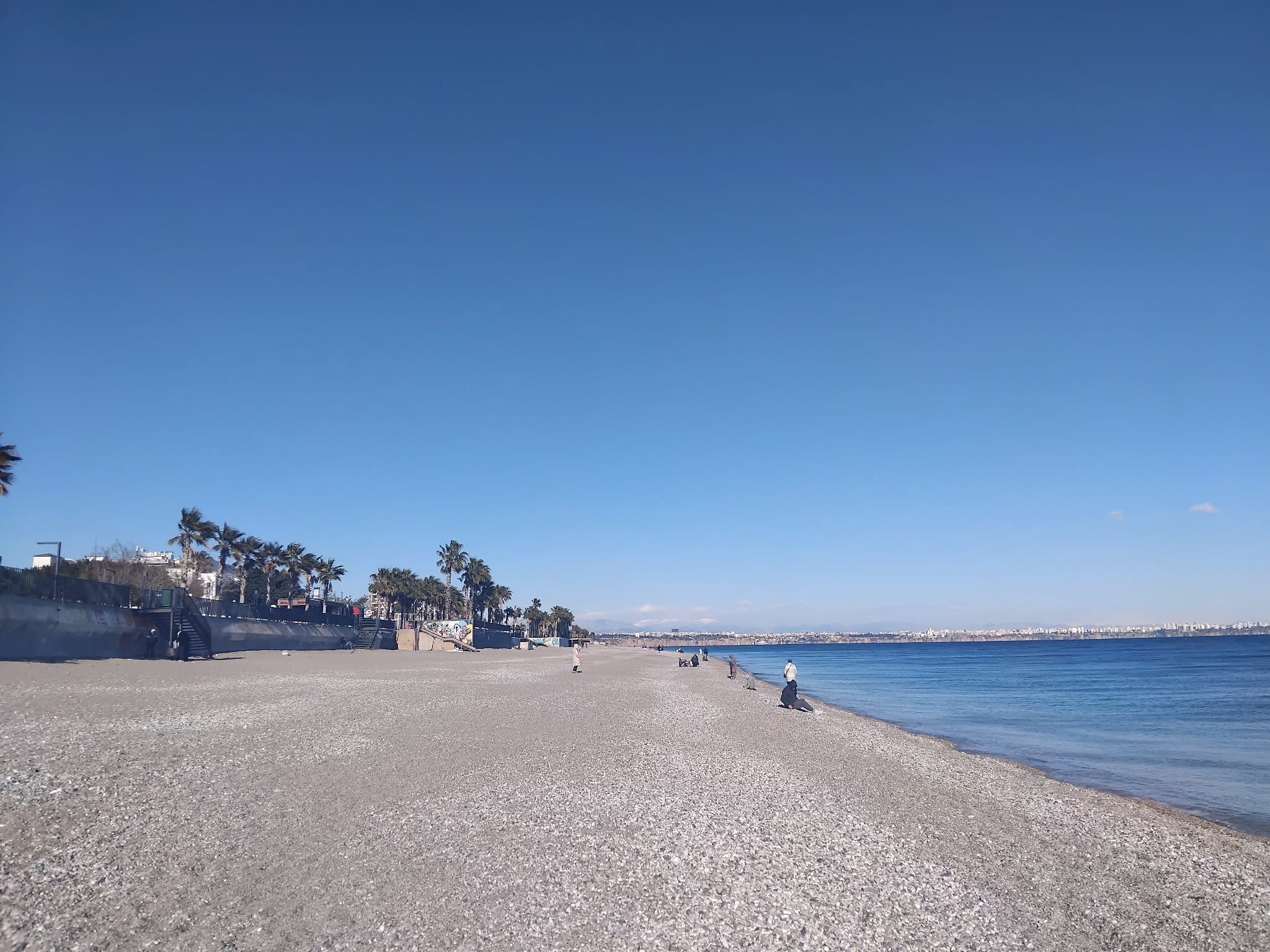 Antalya 4 Dereceyi Gördü… Dünyaca Ünlü Konyaaltı Sahili Boş Kaldı (6)