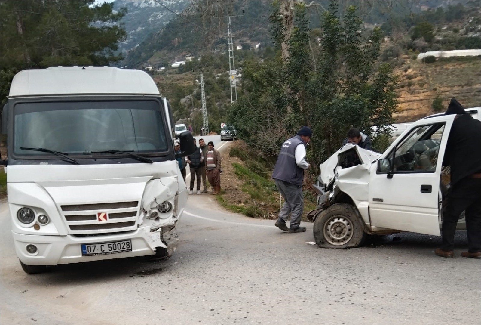 Antalyada Ogrenci Servisi Ve Kamyonet Carpisti (1)